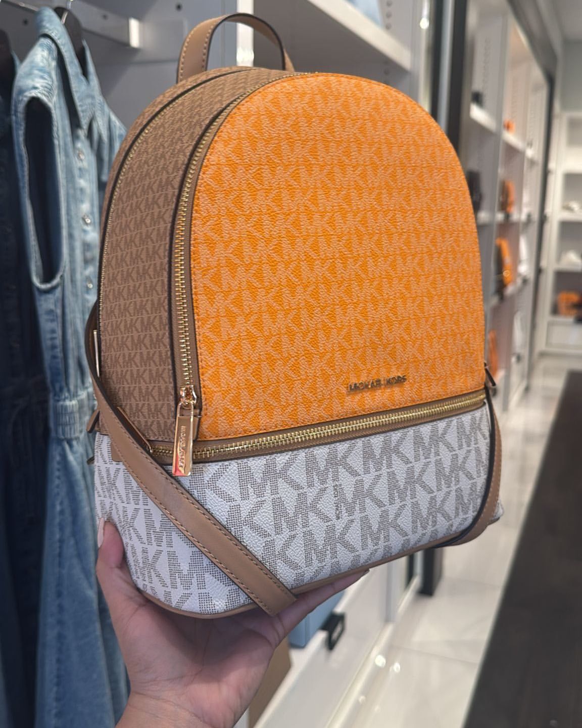 Mochila Michael Kors Rhea Mediana Logo - Imagen 3