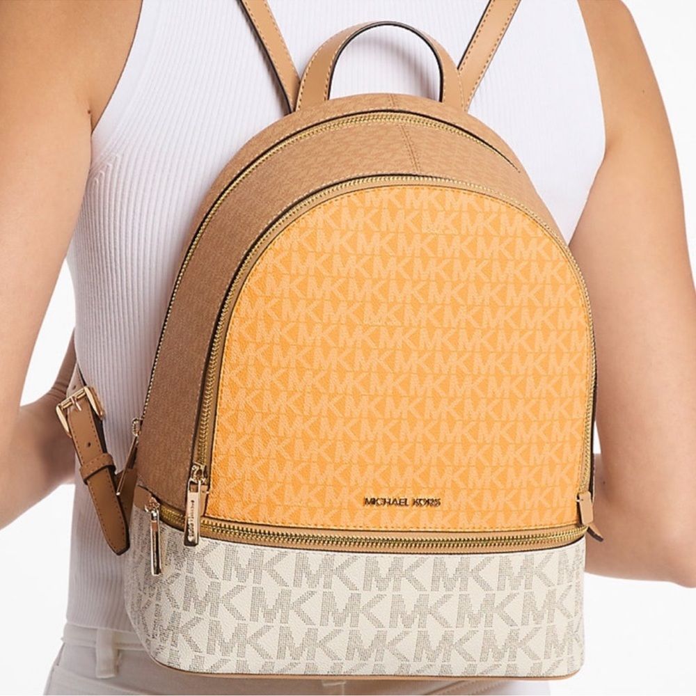 Mochila Michael Kors Rhea Mediana Logo - Imagen 2